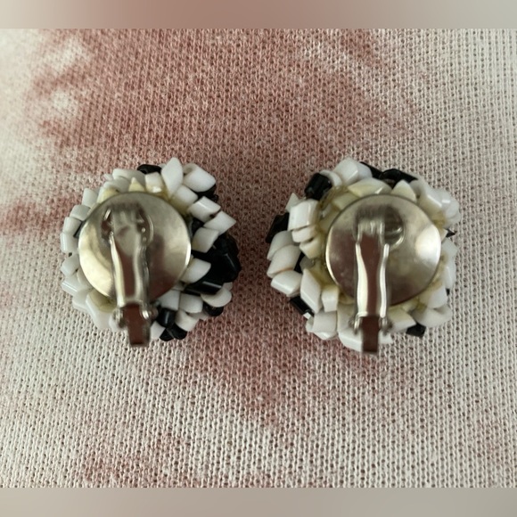 Black and White Beaded Earrings ♠️ VINTAGE CLIP on - Picture 5 of 7